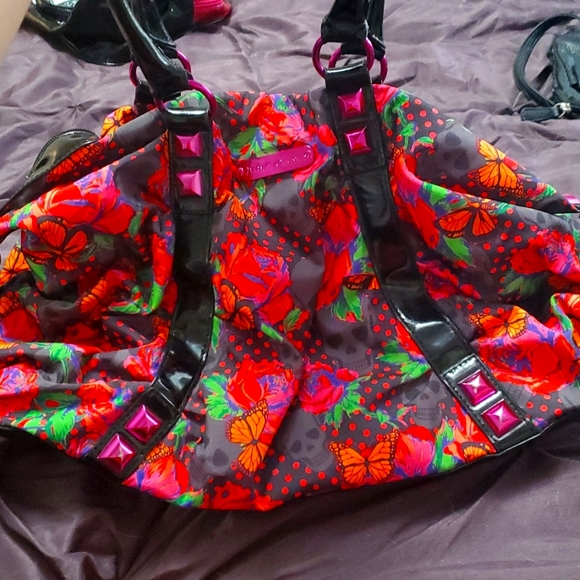 Betsy Johnson Skull with roses bag - Picture 1 of 5